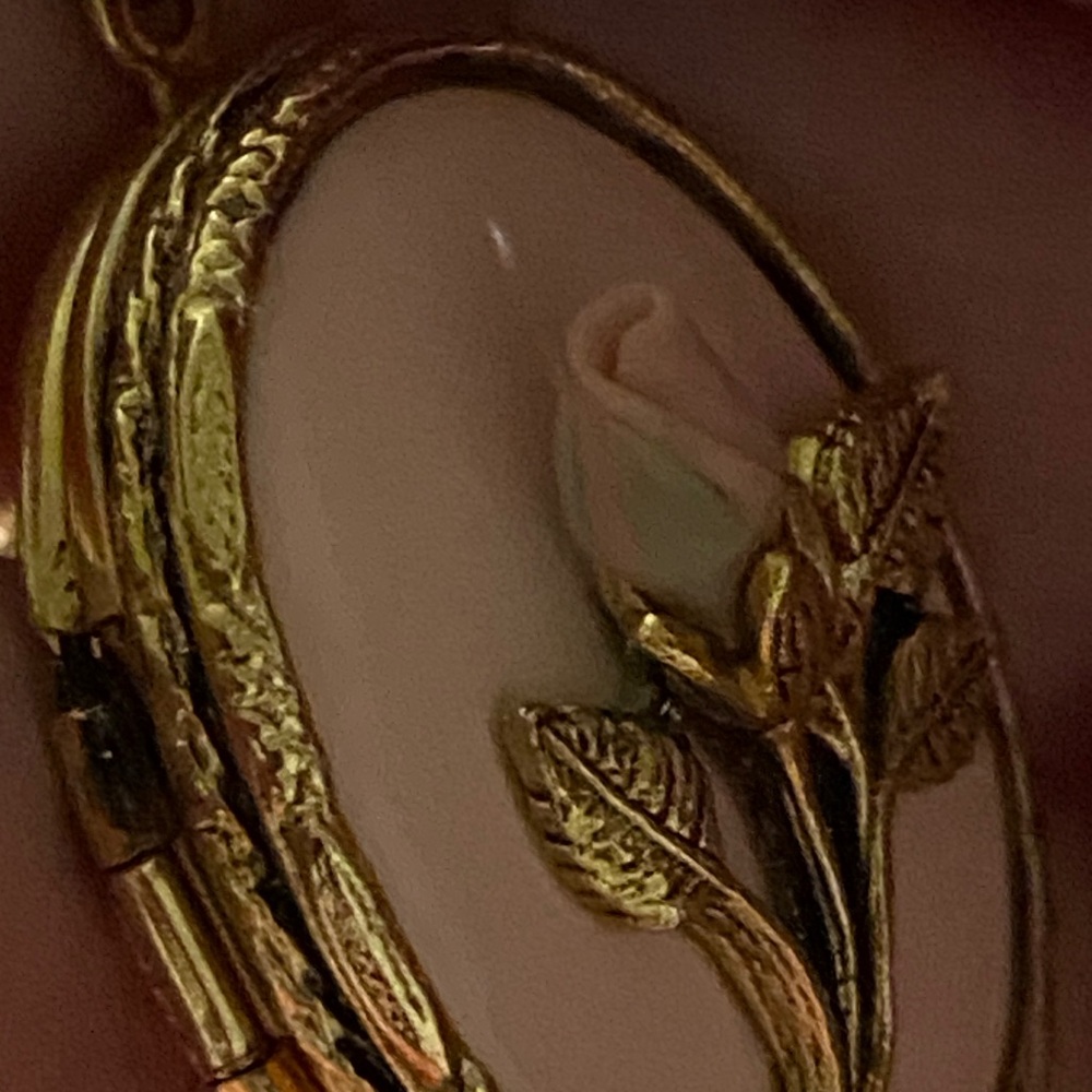 1928 pink rosebud locket necklace. 26” chain - Picture 3 of 9